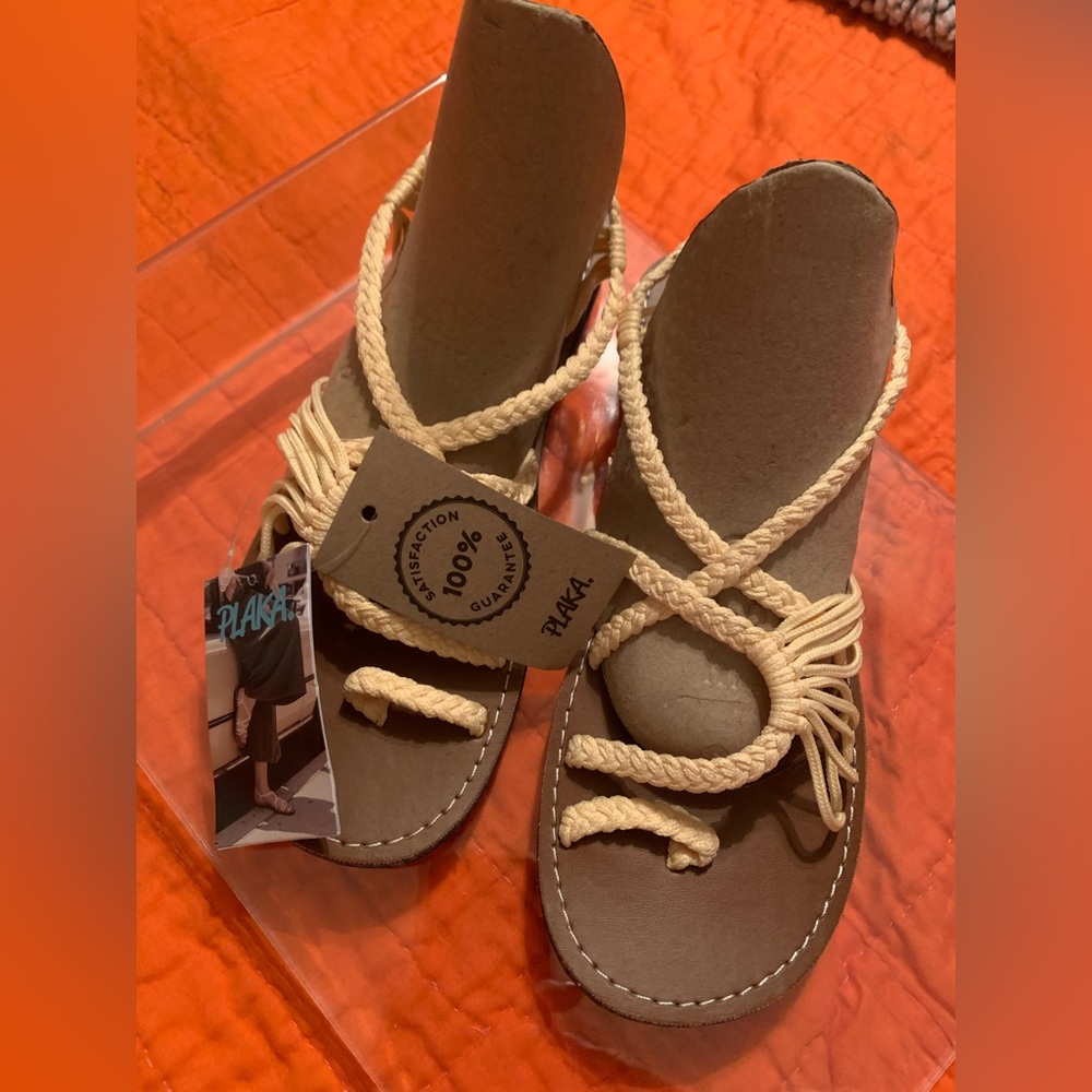 Plaka Women's Sandals - Tan